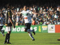 Coritiba goleia e acaba com arrancada do Botafogo
